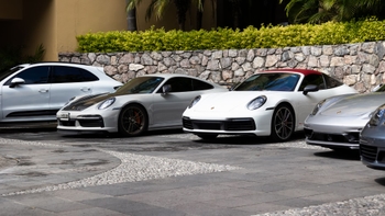 Autos Porsche aparcados en la entrada del Rancho San Diego Ixtapa del Sal