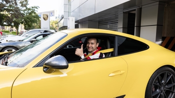 Clientes Porsche manejando a gusto su Porsche 911 color amarillo