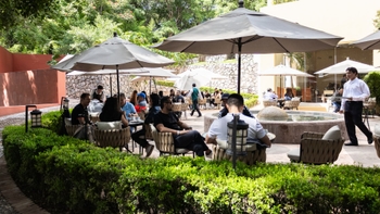 Clientes Porsche disfrutando de unas botanas en el Rancho San Diego