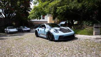 Porsche 911 GT3 RS y otros 911 aparcados en la entrada al Rancho San Diego