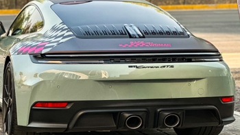 Detalle trasero y lateral de un Porsche 911 Carrera GTS con vinilos rosa .