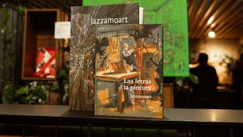 Portada del libro "Las letras y la pintura" de Jazzamoart en primer plano, con obras y público desenfocado en la galería al fondo.
