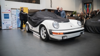 Porsche 911 color blanco en exhibición en la rueda de prensa de Rally Maya 2026.