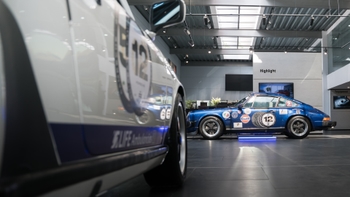 Porsche color azul en exhibición en la rueda de prensa de Rally Maya 2026.