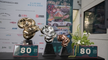 Premios Porsche en exhibición en la rueda de prensa de Rally Maya 2026.