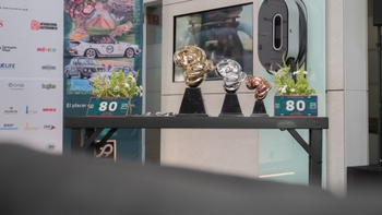 Premios en exhibición en la rueda de prensa de Rally Maya 2026.