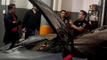 Porsche technicians explaining about the functions of the motor