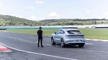 Auto Porsche en pista de carreras