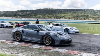 Autos porsche en pista de carreras