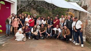 Grupo de personas posando para la foto