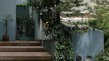 Entrada de una casa y terraza