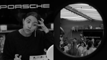 Mujer maquillándose en evento Porsche