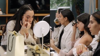 Mujeres maquillánadose en evento Porsche