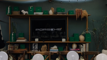 Stand con logo de Porsche