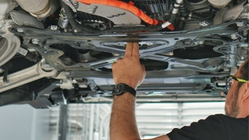 Técnico Porsche muestra parte inferior del auto