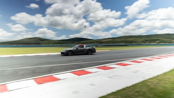 Auto Porsche en pista de carreras