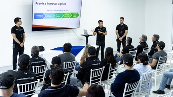 Personas recibiendo inducción en Track Day Porsche