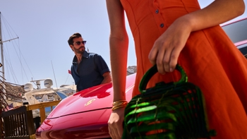 Mujer y hombre en Porsche