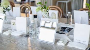 Mesa puesta con accesorios para makeup class de Sisley Paris en Porsche NOW Los Cabos.