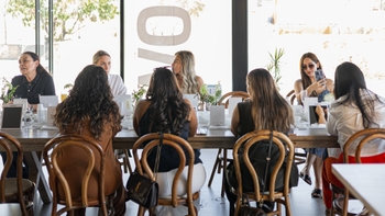 Participantes clase maquillaje de Sisley paris en Porsche NOW Los Cabos.