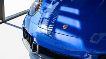 Porsche 911 Carrera color azul presente en makeup class de Sisley Paris en Porsche NOW Los Cabos.