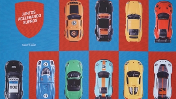 Cartel de coches de juguete Porsche variados (modelos de carreras y policía) en una cuadrícula de fondos rojos y azules. Arriba a la izquierda, escudo con "JUNTOS ACELERANDO SUEÑOS" y logo Make-A-Wish.