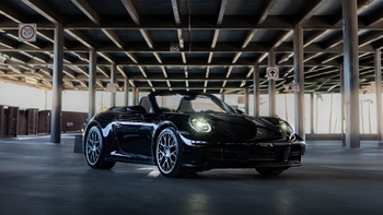 porsche 911 carrera cabriolet color negro estacionado