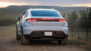 porsche macan electrico gris vista trasera en campo al atardecer
