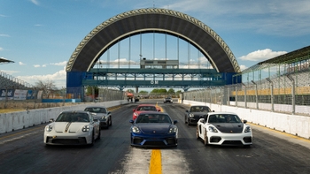 filas de porsche de varios modelos en pista al aire libre