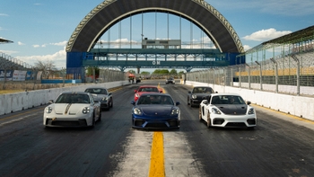 Porsche 911 models lined up in the track ready to start