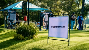 banner de porsche en el golf cup