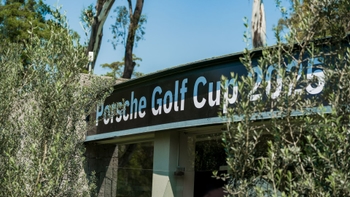 banner de exterior de porsche en el golf cup