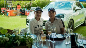 clientas porsche disfrutando del catering del golf cup