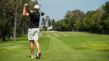 cliente porsche jugando golf en el porsche golf cup