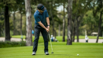 cliente porsche tratando de embocar la pelota de golf en el hoyo