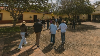 Participantes de la rodada Porsche a Coatepec en Museo Bola de Oro.