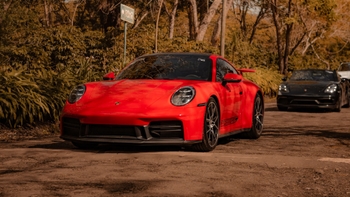 Porsche 911 color rojo en rodada Porsche Coatepec.