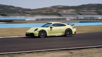 Porsche 911 a toda velocidad en la pista de carreras
