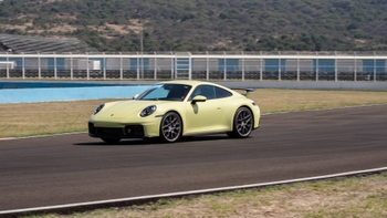 Porsche 911 a toda velocidad en la pista de carreras