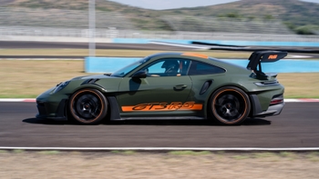 Porsche 91 GT3 a toda velocidad en la pista de carreras