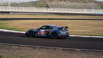 Auto Porsche 911 en la pista de carreras a toda velocidad
