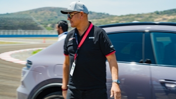 Hombre al lado de un Porsche Macan