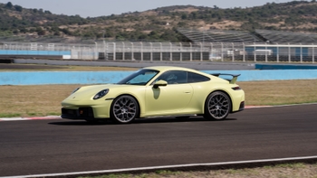 Porsche 911 en la pista a toda velocidad