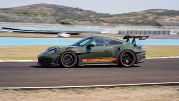 Porsche GT3 en la pista a toda velocidad