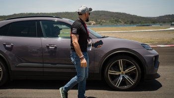 Hombre al lado de un Porsche Macan de color morado