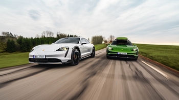 To Taycan Cross Turismo forfra på landevei