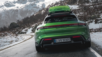 Taycan Cross Turismo bakfra i vinterlandskap