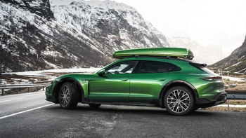Taycan Cross Turismo fra siden i vintermiljø