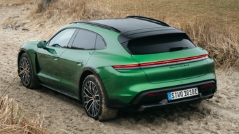 Taycan Cross Turismo på strand bakfra