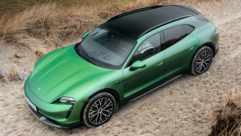 Taycan Cross Turismo fra oven på strand